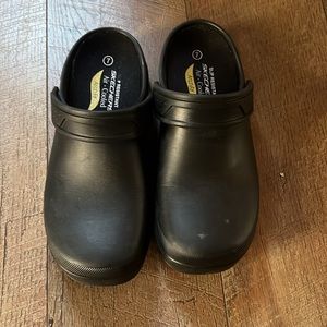 these are NON skid crocks! all black. very good condition